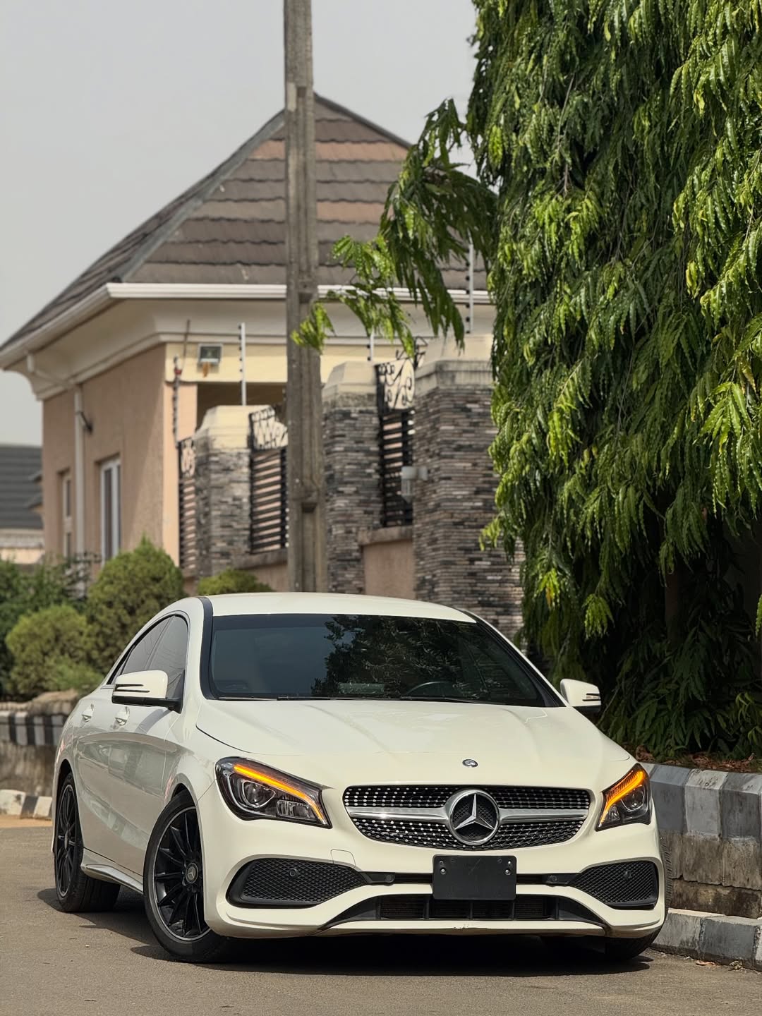 2018 SWEET DEAL ‼️ SUPER CLEAN FOREIGN USED CLA 250 WITH APPLE CAR PLAY FACTORY AMBIENT LIGHTING NOW AVAILABLE @mayoraut for sale in Nigeria